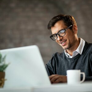 Student met computer en tas