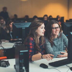 Twee studentes aan een computer