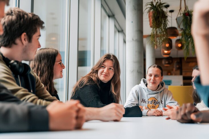 Studenten op de campus.