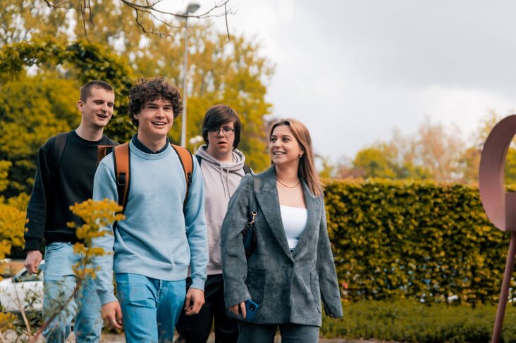 Studenten op de campus.