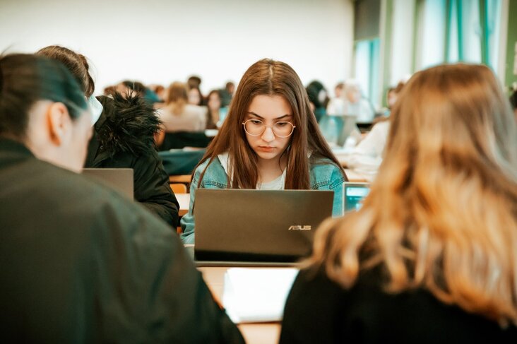 Studenten op de campus.