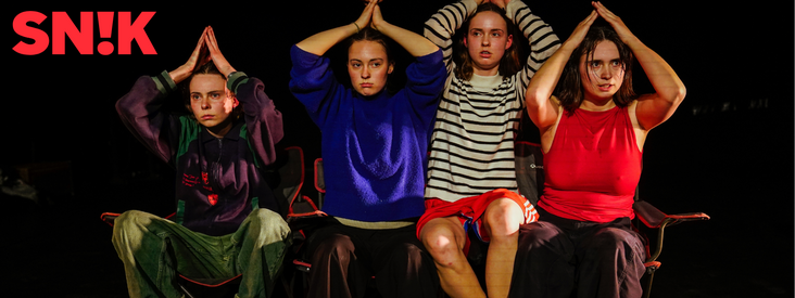 vier actrices met de handen boven het hoofd