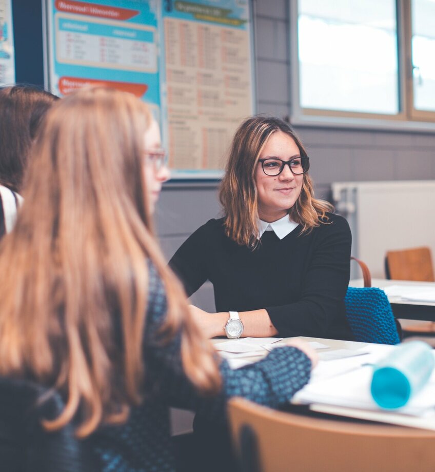 4 studentes aan een tafel