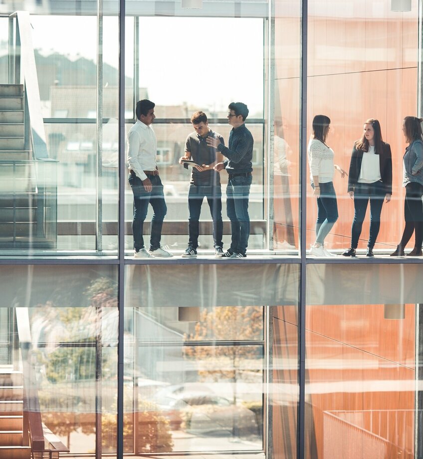 Jongeren op campus glas