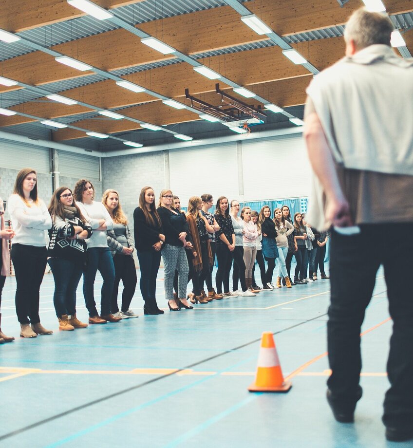 Studenten staan in de sportzaal