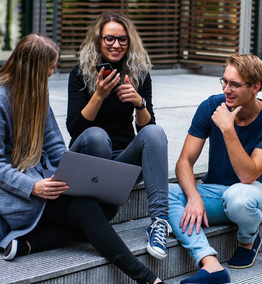 Studenten babbelen op trapje