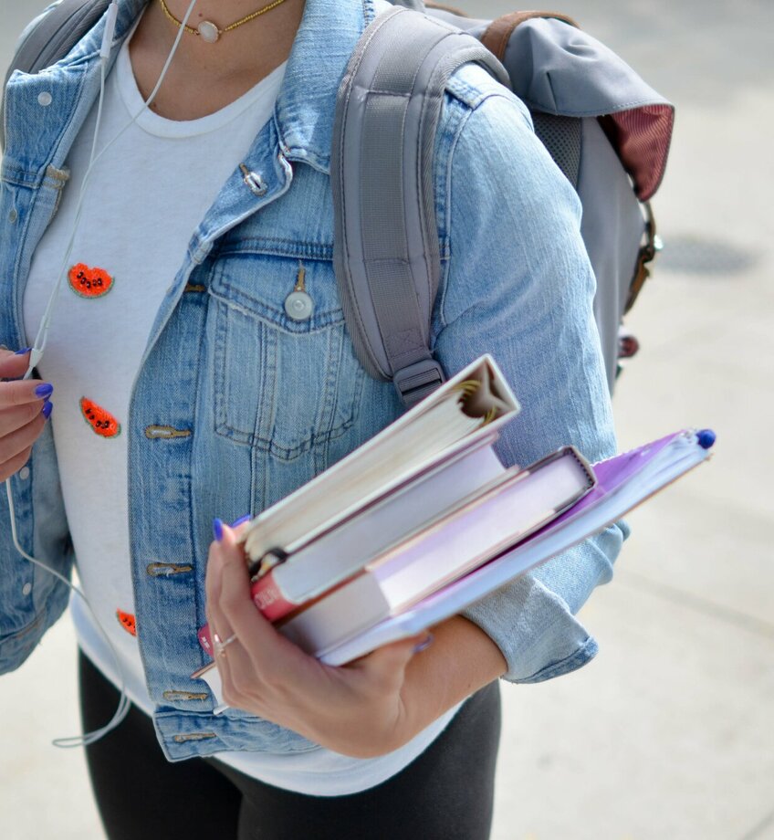studente met boeken die onderweg is