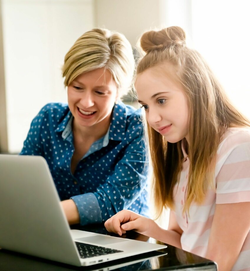 Moeder en dochter aan de laptop