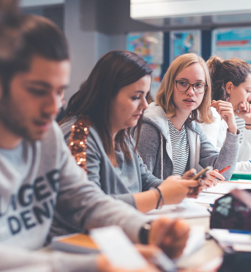 Studenten in de les op de campus