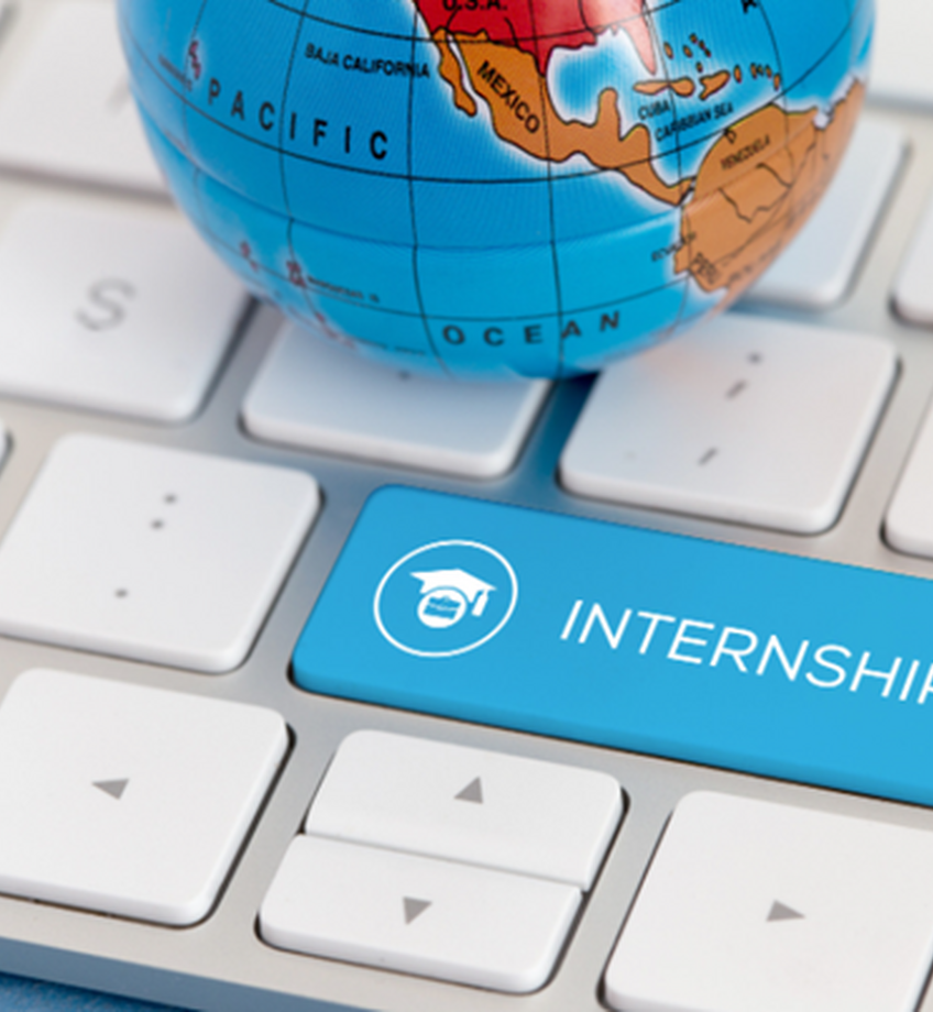 foto van toetsenbord waarbij op de tabknop "internship" staat.