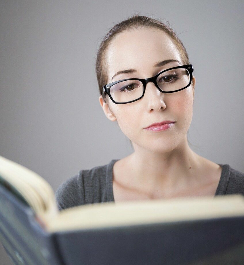 meisje kijkt in boek