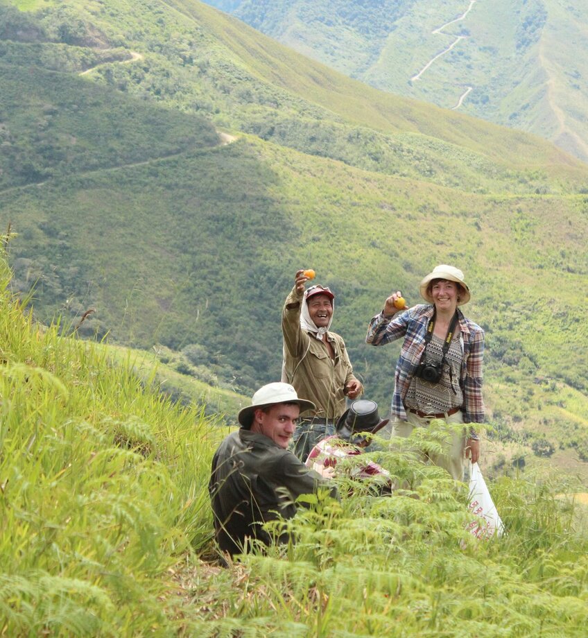Studenten op tocht door de bergen in Ecuador