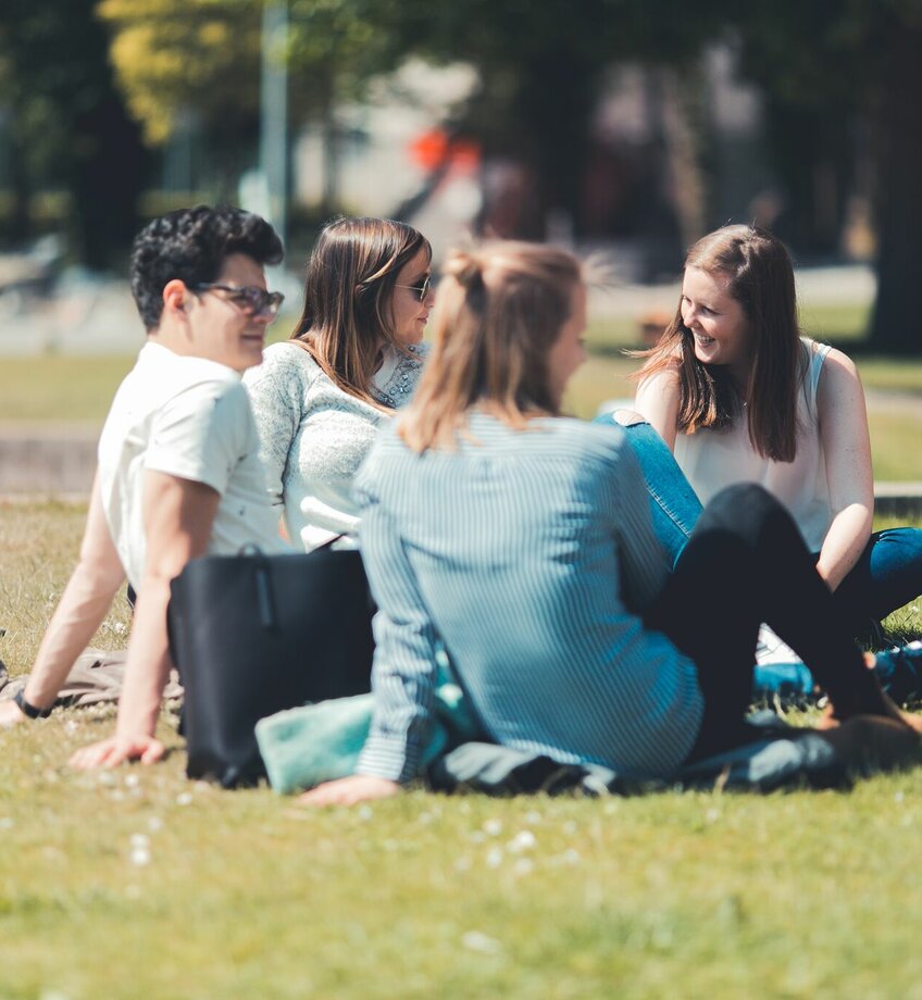 Studenten in de zon op de campus