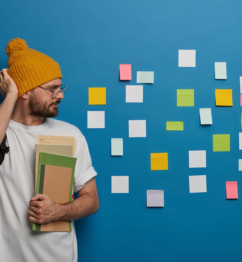 student met post-its met studietips op de muur