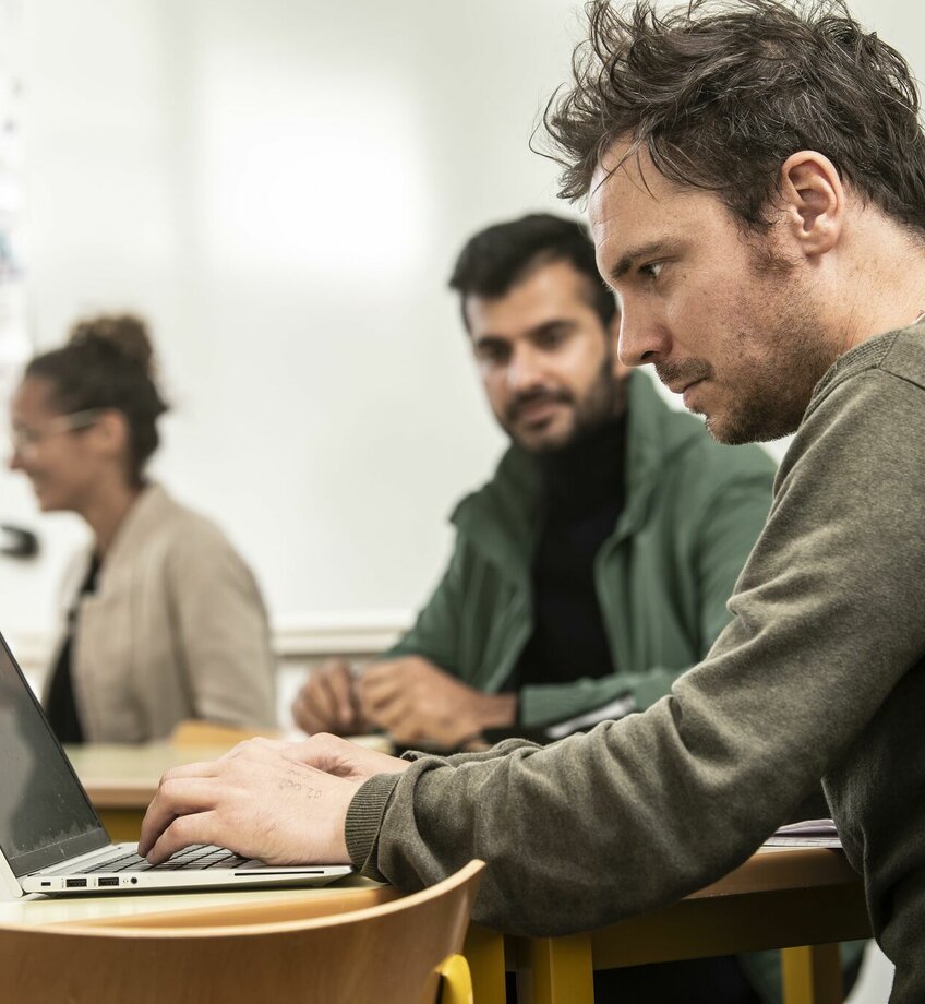 odisee volwassen student met laptop in klas