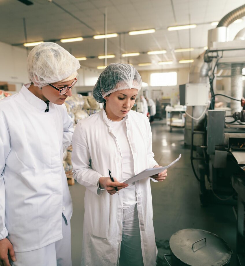 Twee kwaliteitsprofessionals in een voedingsfabriek