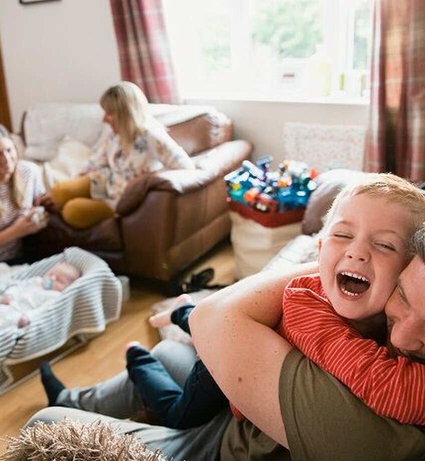 gezin in woonkamer