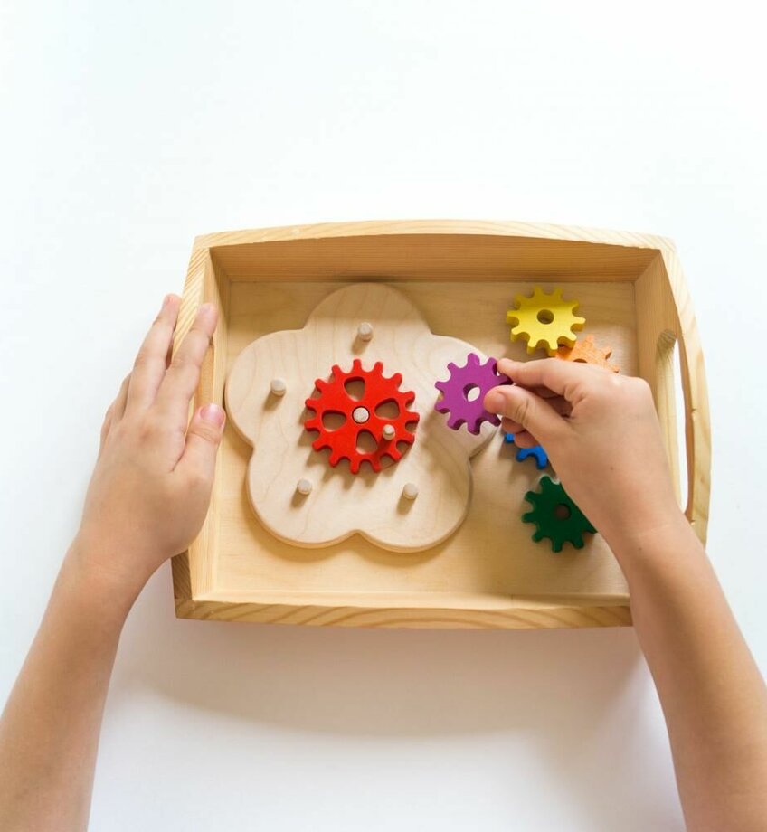 kind speelt met puzzel