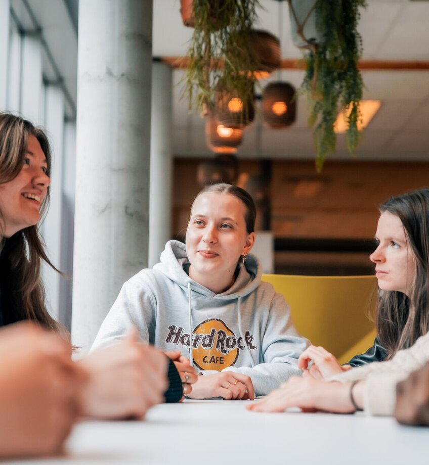 Studenten aan tafel campus Aalst