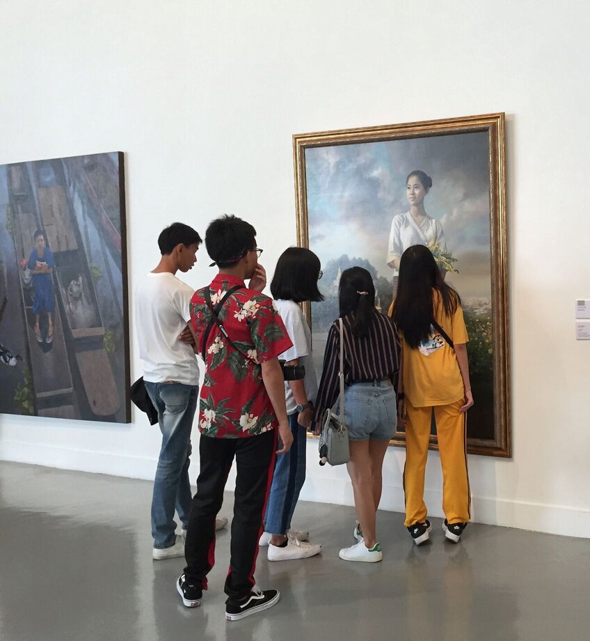 Groep leerlingen bezoekt museum
