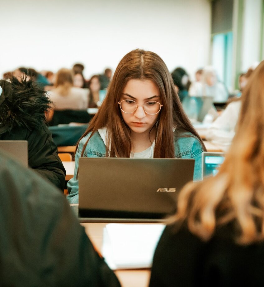 Meisje op de campus