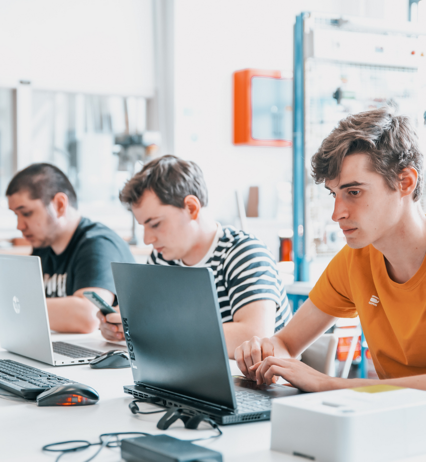Studenten Energietechnologie aan het werk op hun laptop