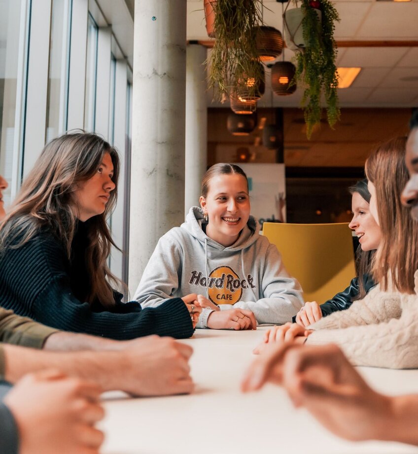 studenten praten aan tafel