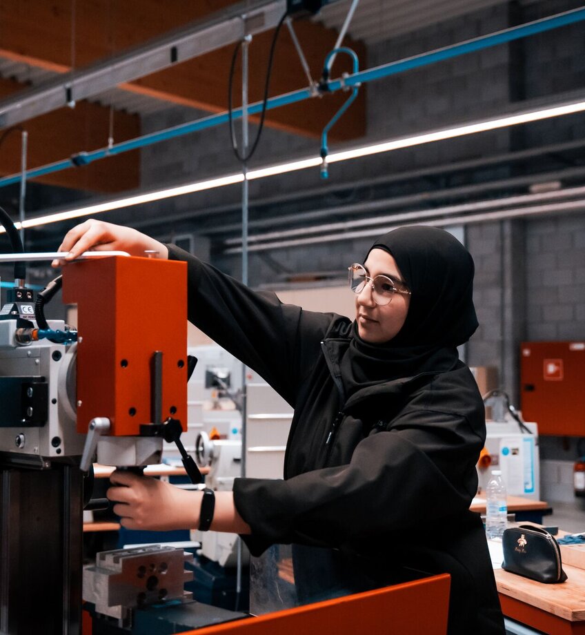 student Aalst Elektromechanica praktijk