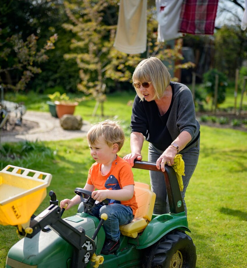 oma met kleinkind in tuin