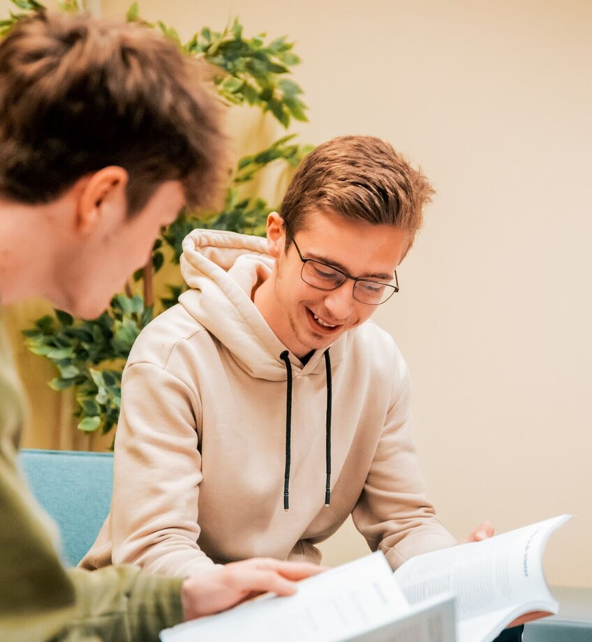 twee jongens die boeken bekijken 