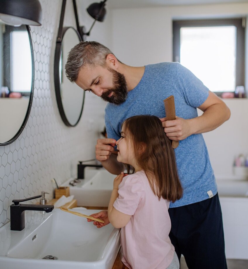 vader met twee kinderen in badkamer
