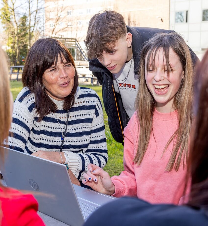 Groep studenten op de campus