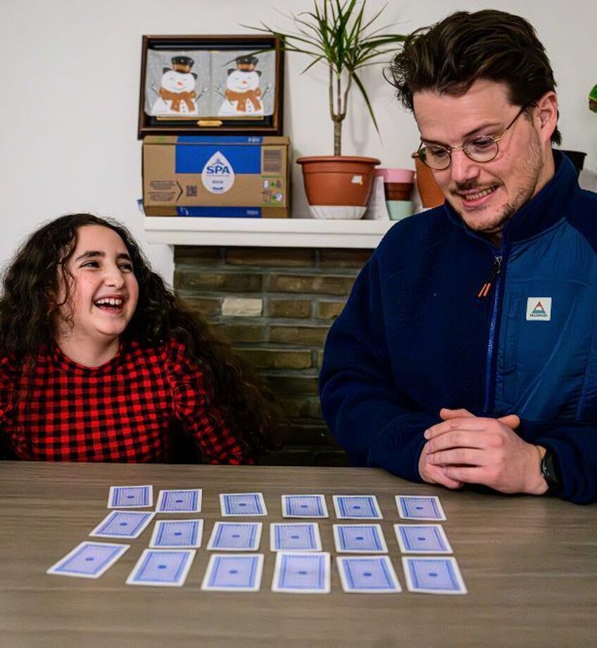 kind en man spelen kaartspel