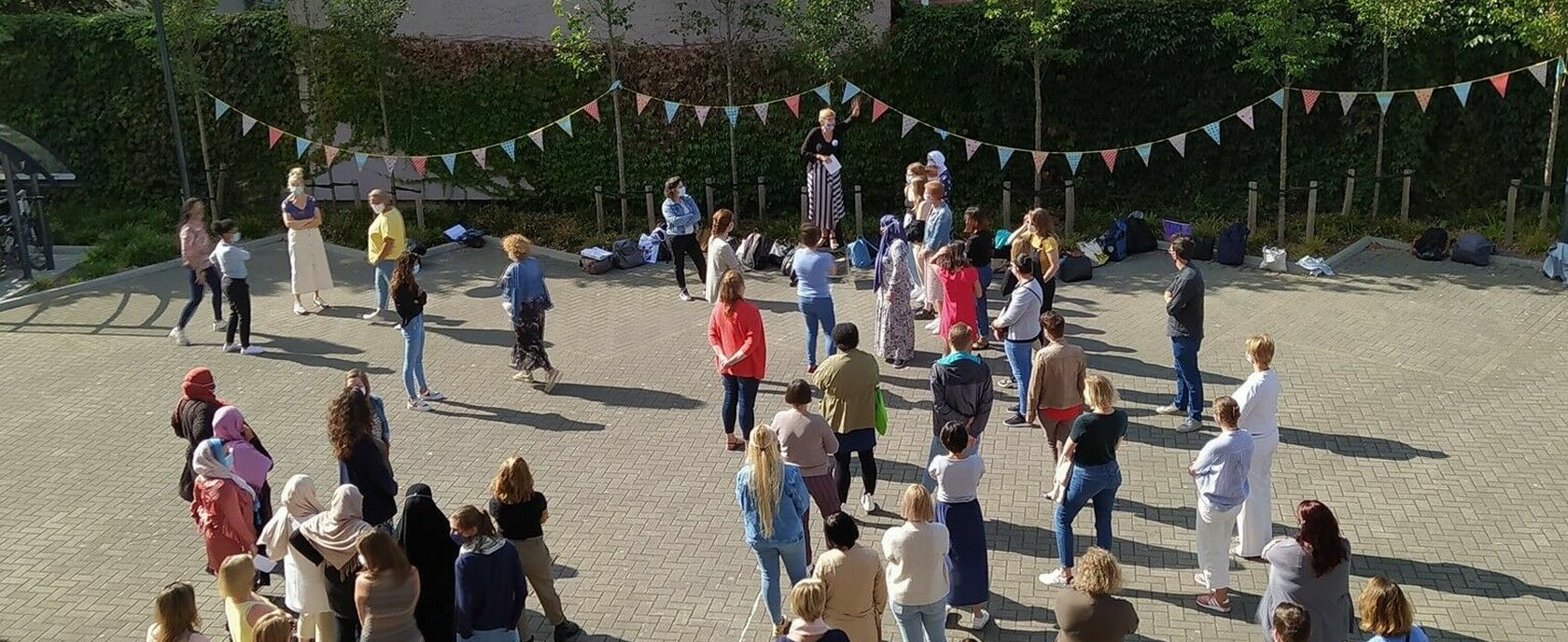 Groep studenten parking Schaarbeek