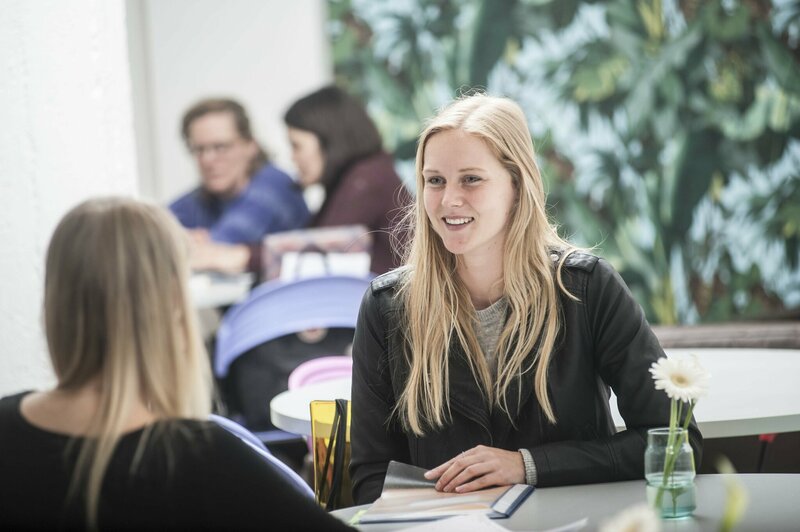 Studenten babbelen met elkaar aan tafel