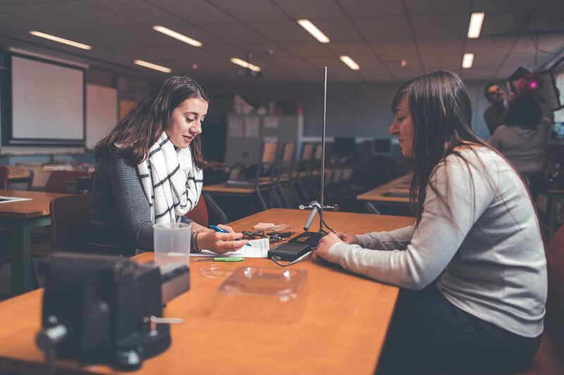 2 studenten in overleg aan een tafel