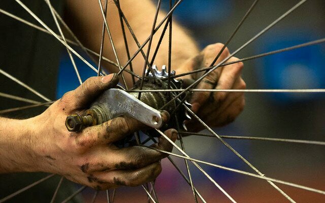 Achterwiel van fiets wordt hersteld