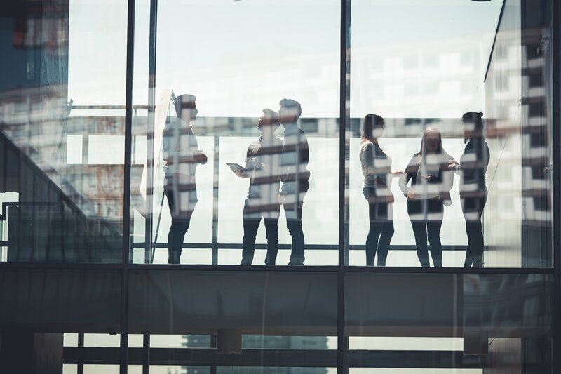 Silhouetten van studenten in een gang