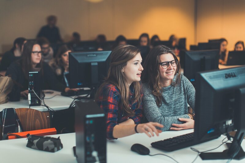 Twee studentes aan een computer