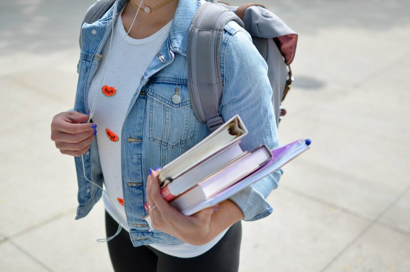 studente met boeken die onderweg is