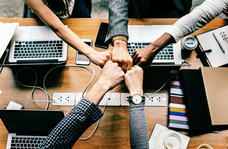 Vuisten samen boven laptops teamwork