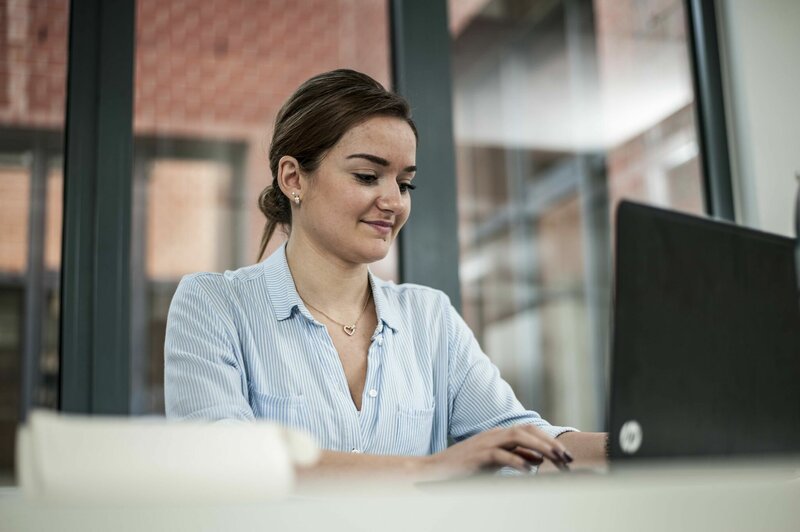 Student op computer