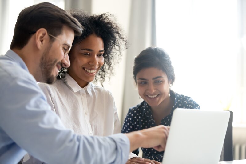 Foto van een mentor met twee studenten