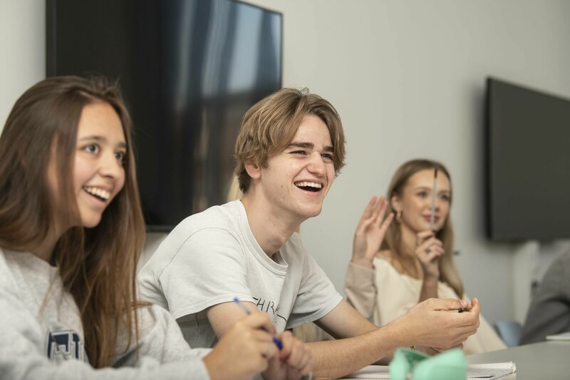 Twee meisjes en een jongen in de les