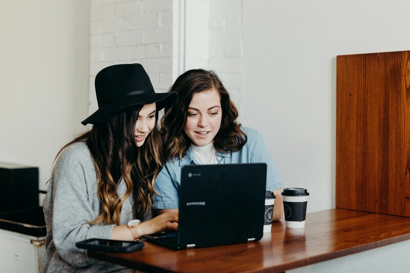 Studenten aan laptop brochure