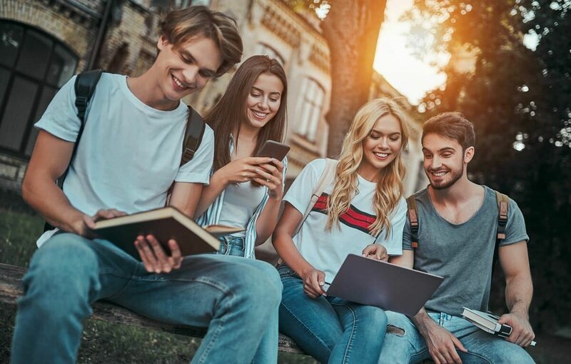 studenten op bank met laptop