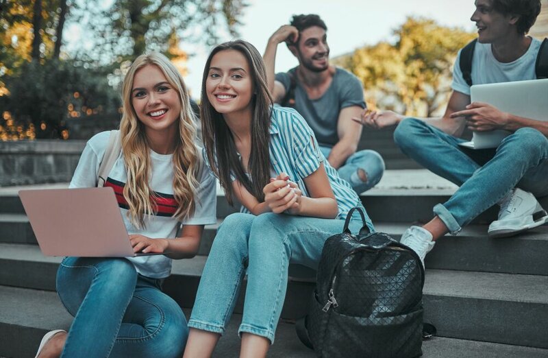 meisjes zitten op trappen en lachen