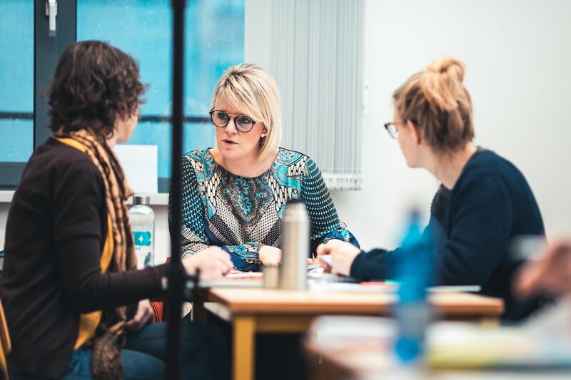 volwassen studenten in gesprek