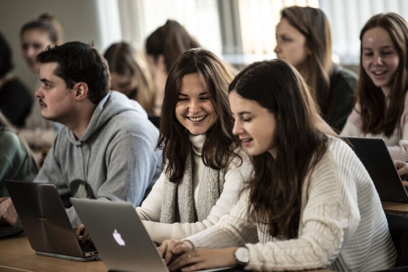 Studenten in een leslokaal