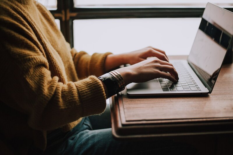 Student aan computer